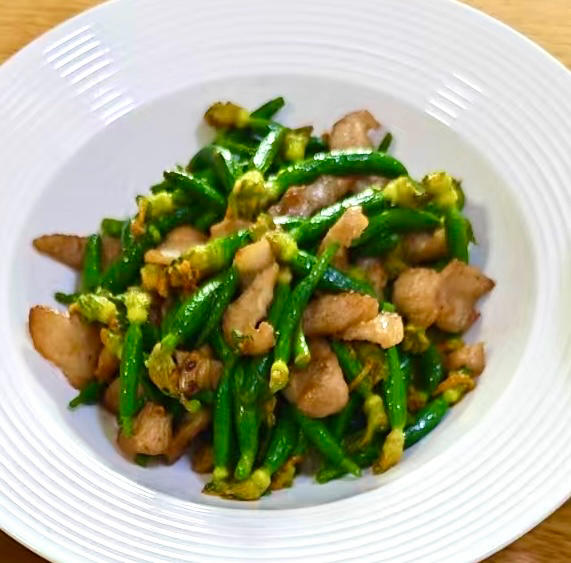 猪颈肉炒黄瓜花