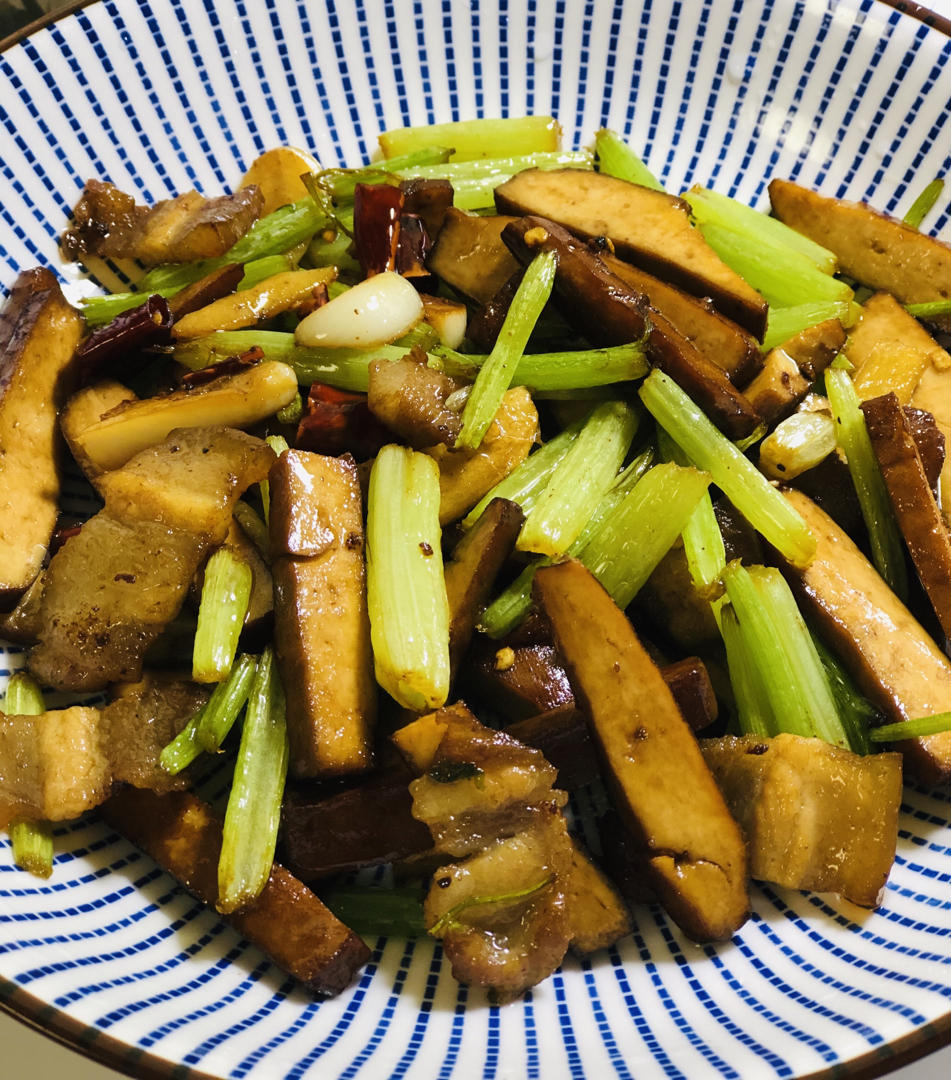 香芹炒肉家常下饭菜！