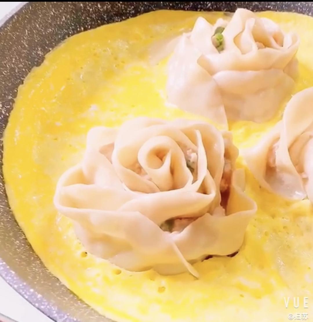 玫瑰花抱蛋虾饺