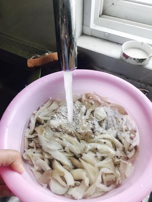 蘑菇鸡蛋汤的做法 步骤3