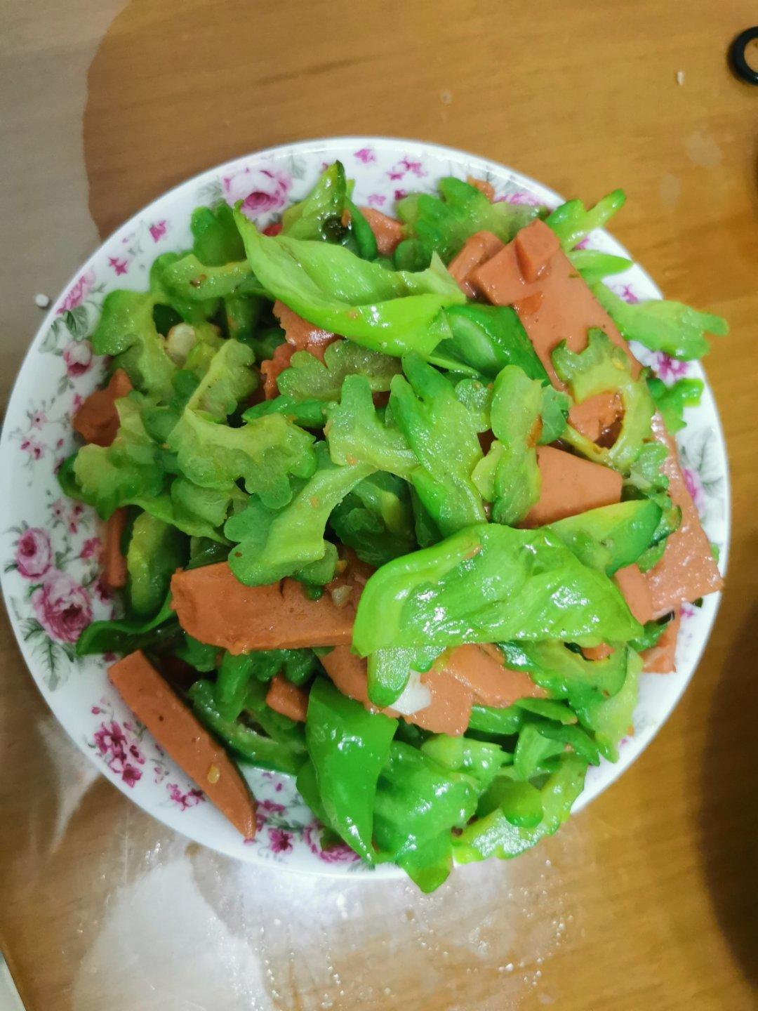 火腿肠炒苦瓜