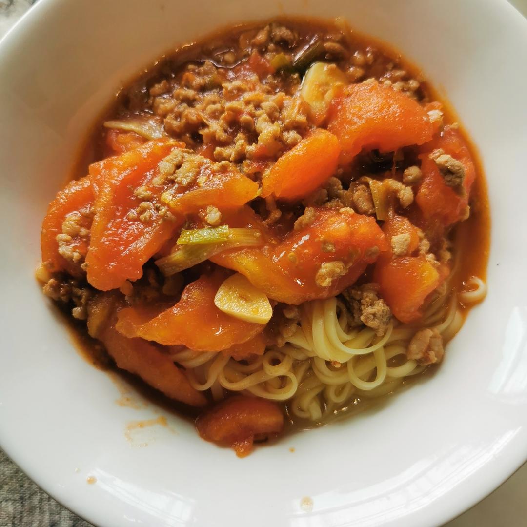 一碗根本不够的番茄肉酱面