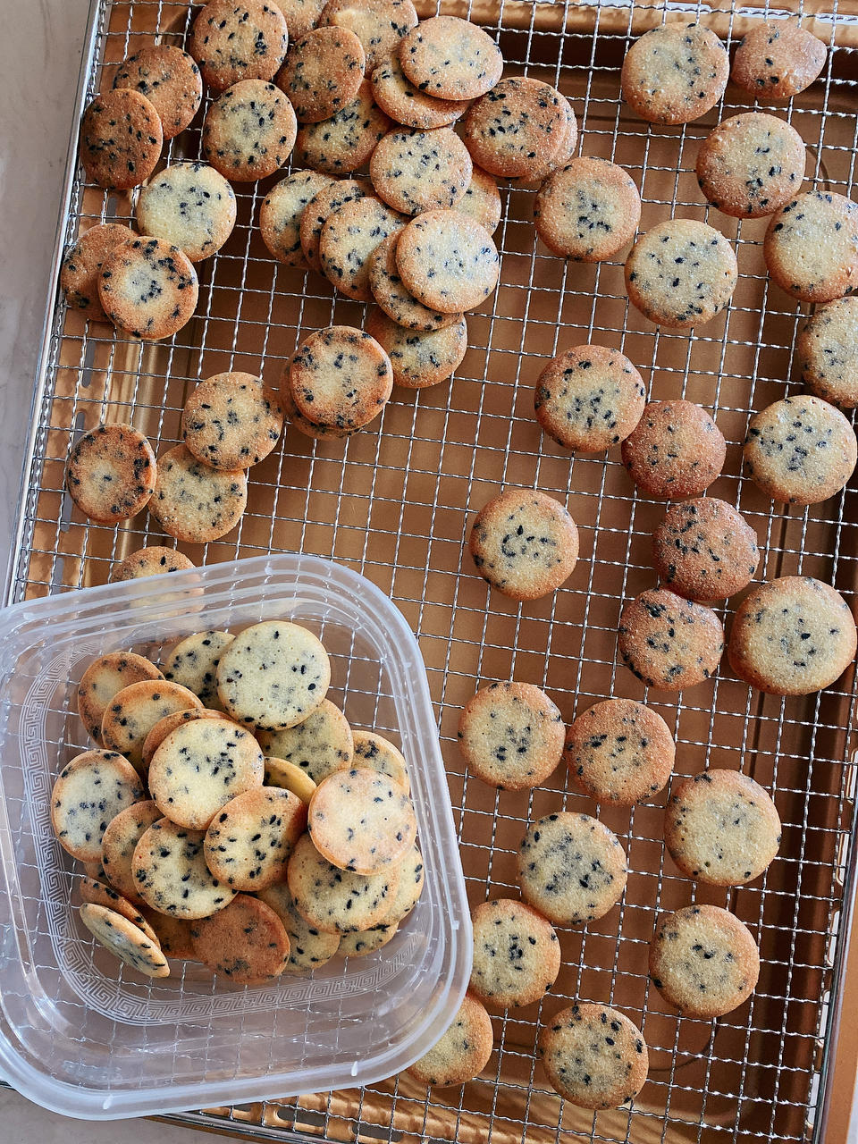 小时候的味道 — 芝麻鸡蛋薄脆饼干