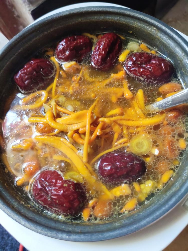 西洋参、虫草花排骨汤。