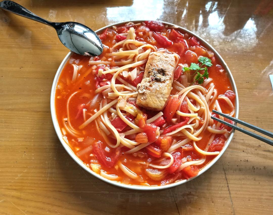 香蒜辣番茄三文鱼意面