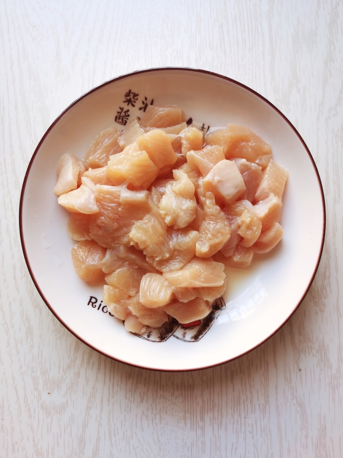 鸡胸肉和杏鲍菇是绝配，简单一炒，鲜香味美，好吃营养又低脂的做法 步骤2