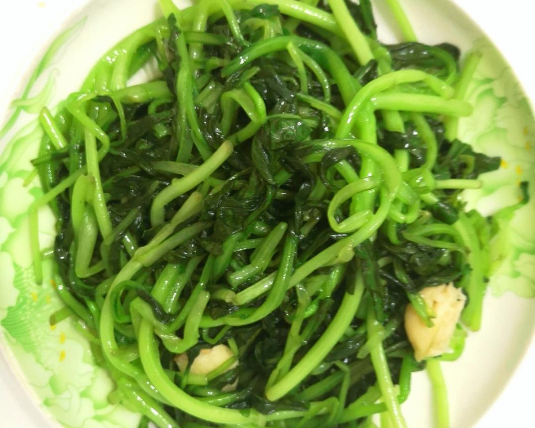 清炒鸡毛菜(蒸鱼豉油版本，不修图)的做法