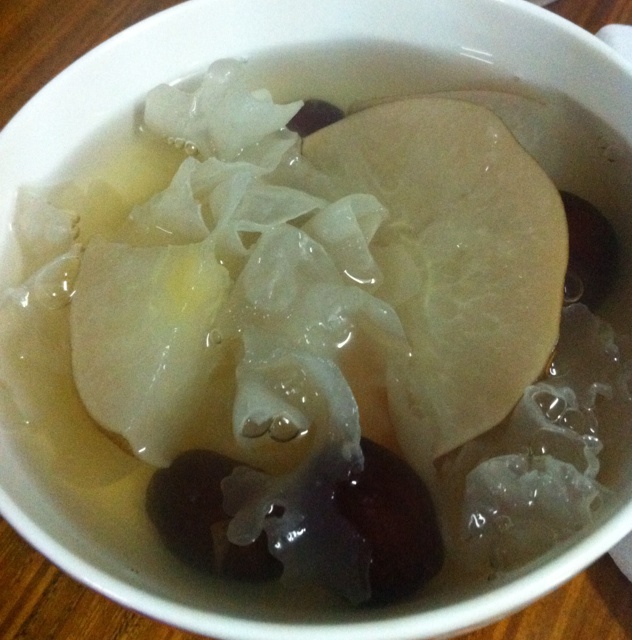 雪梨银耳红枣汤