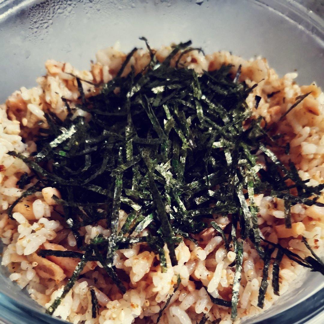 烟熏三文鱼牛油果香松炒饭