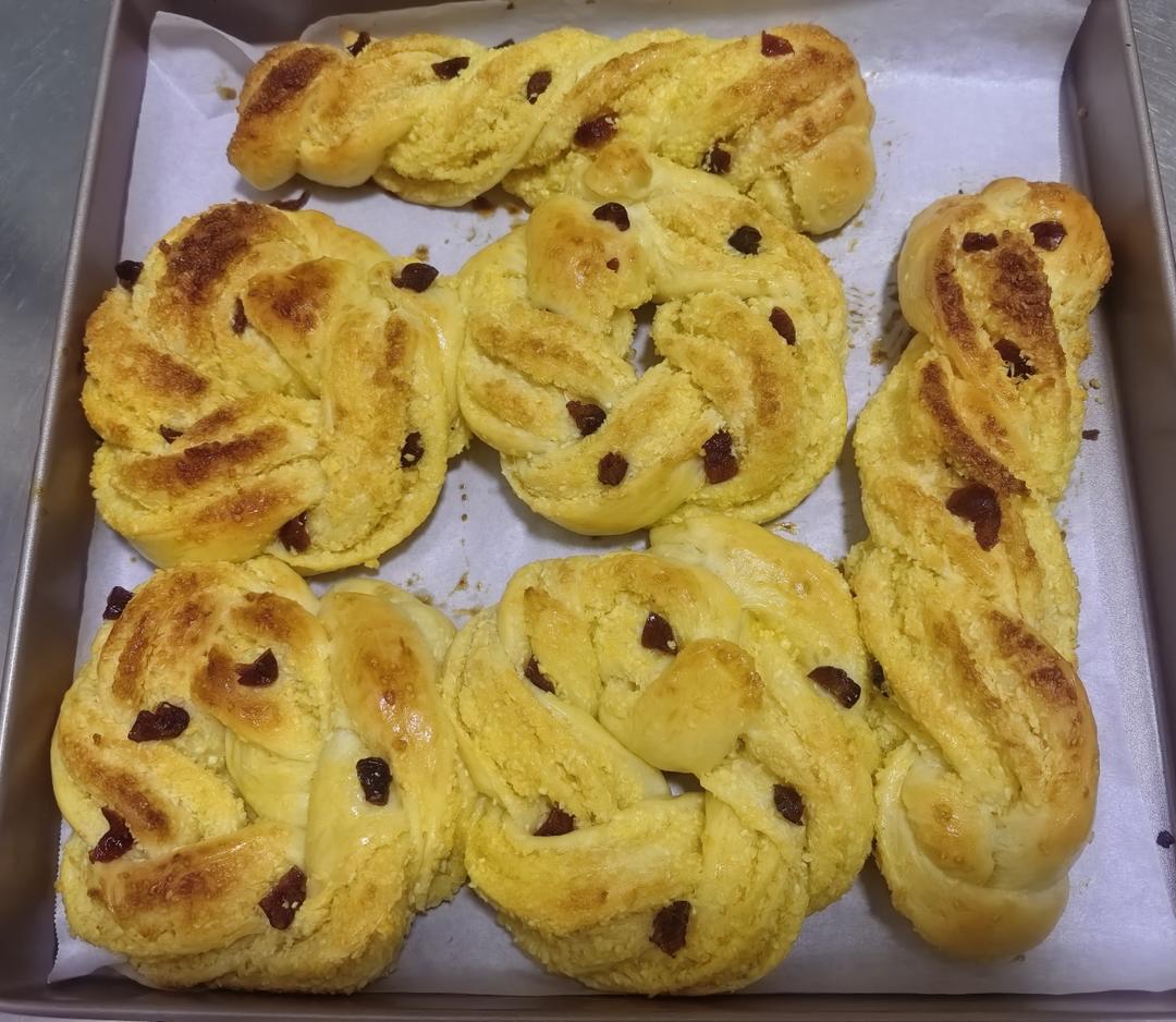 这面包也太香了，新手也能轻松做出来的椰蓉提子卷！