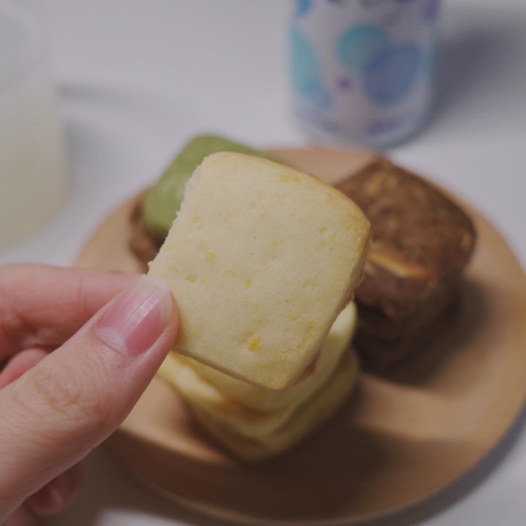 多种口味的切片曲奇（蔓越莓，抹茶杏仁，可可花生）