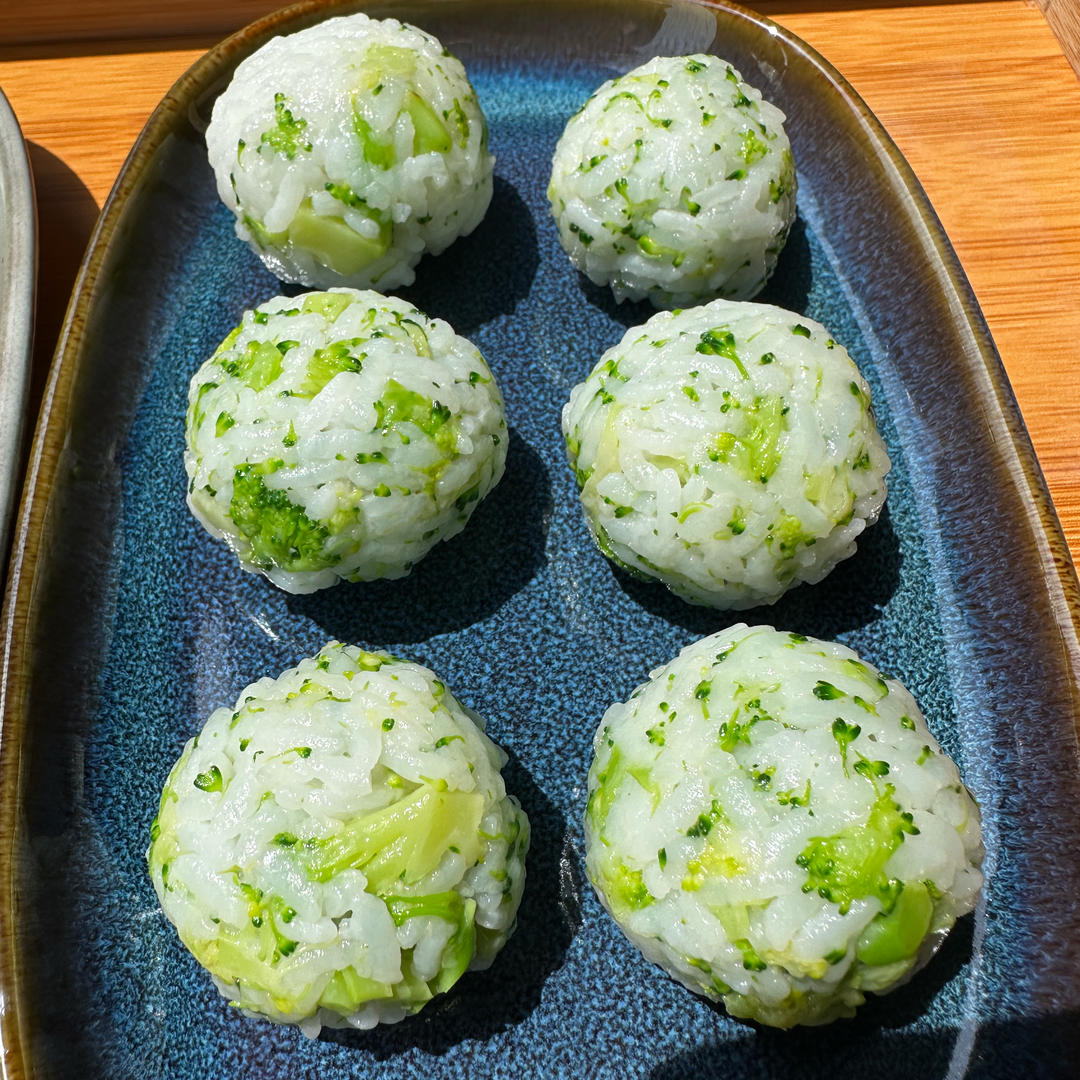 野餐便当：西兰花肉松沙拉饭团