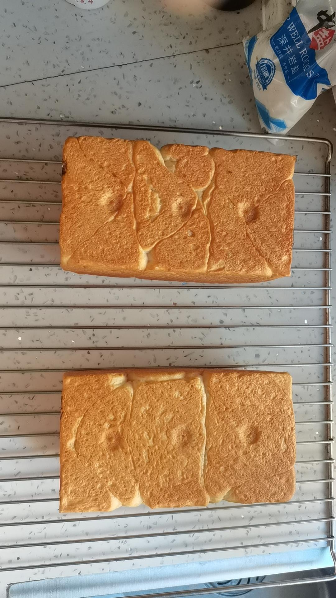 吐司方包，女儿说和来自台湾的爸爸糖一样好看好吃。零失败（是指我个人制作没有失败过）。