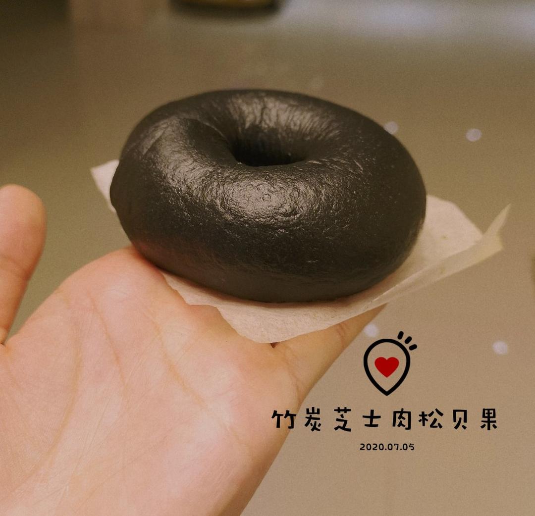 黑不溜秋的金枪鱼玉米竹炭贝果