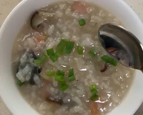 懒人改良版 电饭锅版 快手早餐之一《香菇皮蛋“瘦肉”粥》的做法