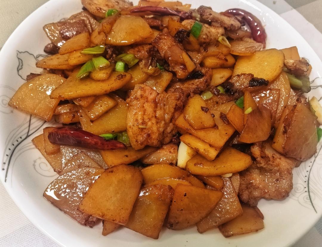 五花肉干煸土豆片