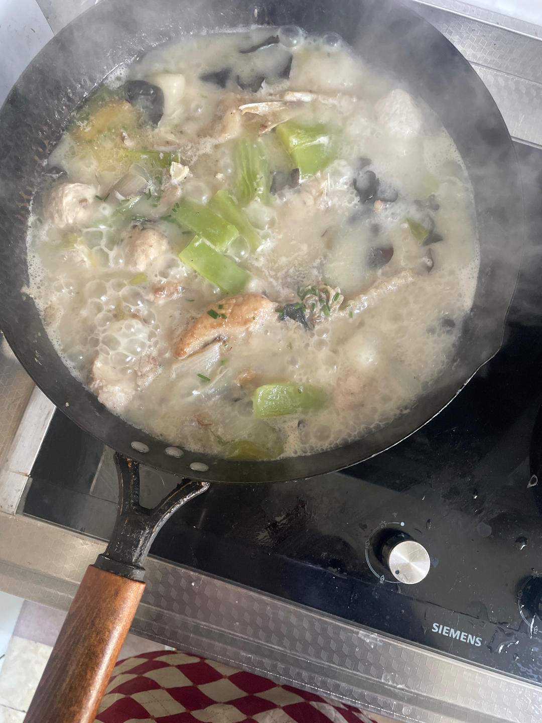 鲢鱼头炖豆腐汤