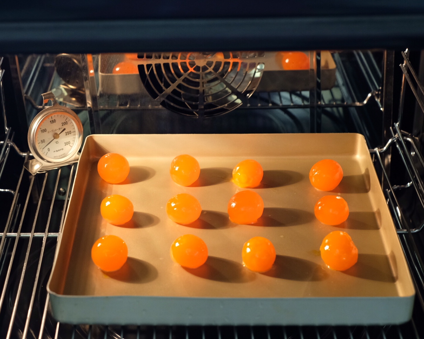巨好吃的香菇蛋黄肉粽子（附四角粽外婆的包法视频）的做法 步骤10
