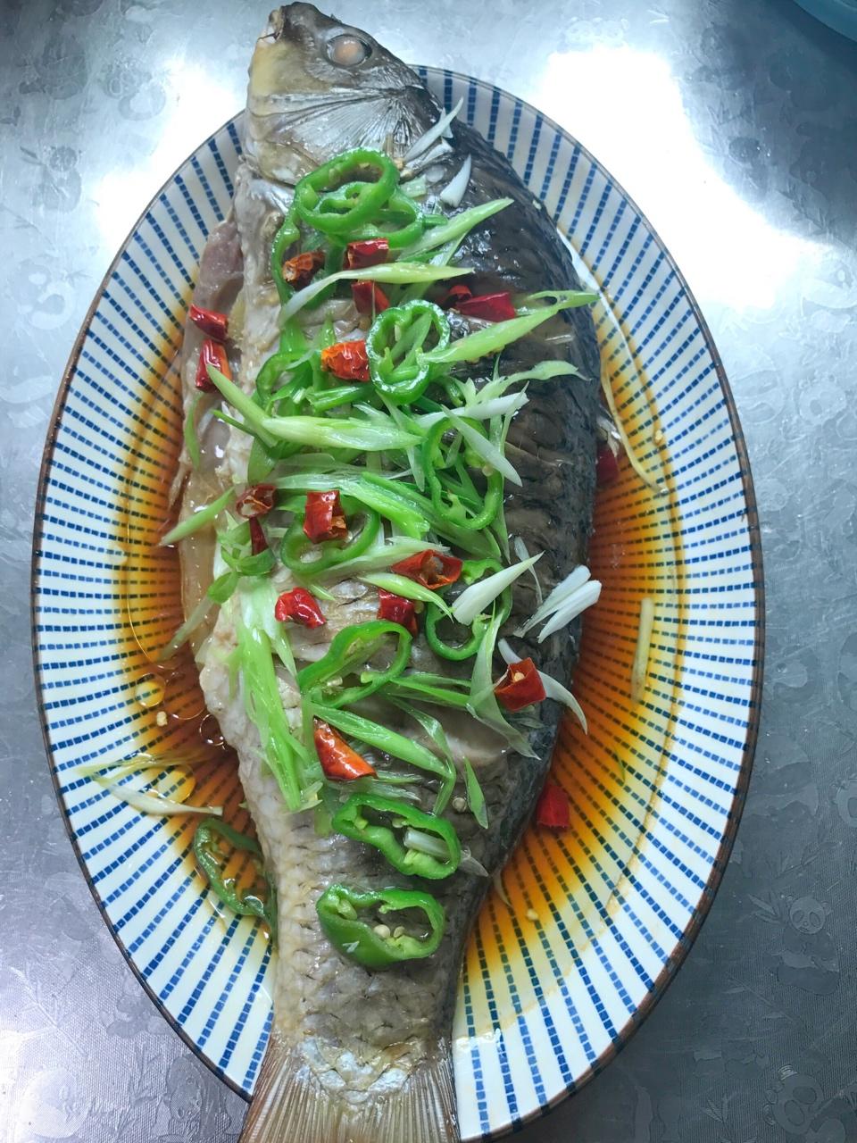 然后小妞做的清蒸鲤鱼
