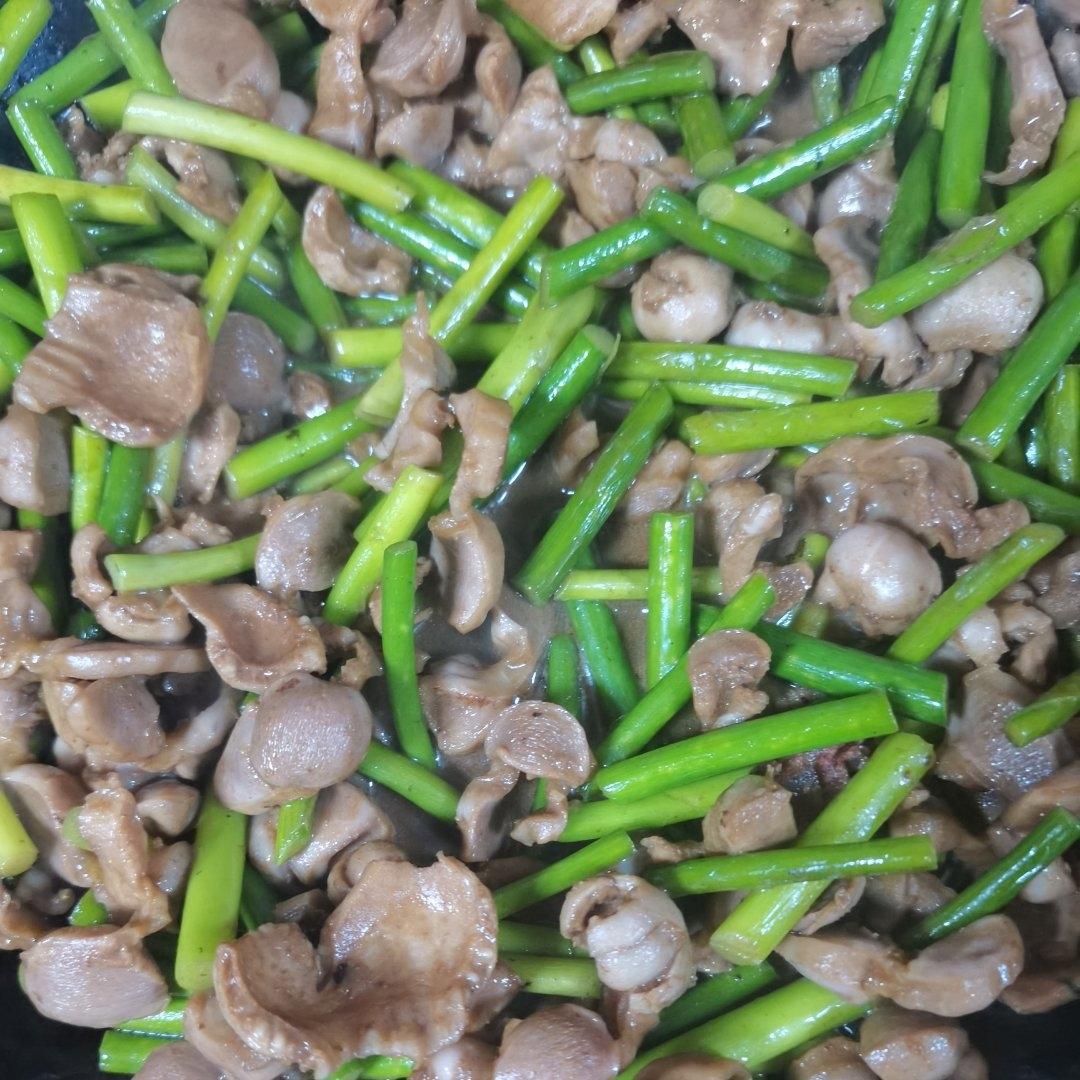 蒜苗炒鸡胗