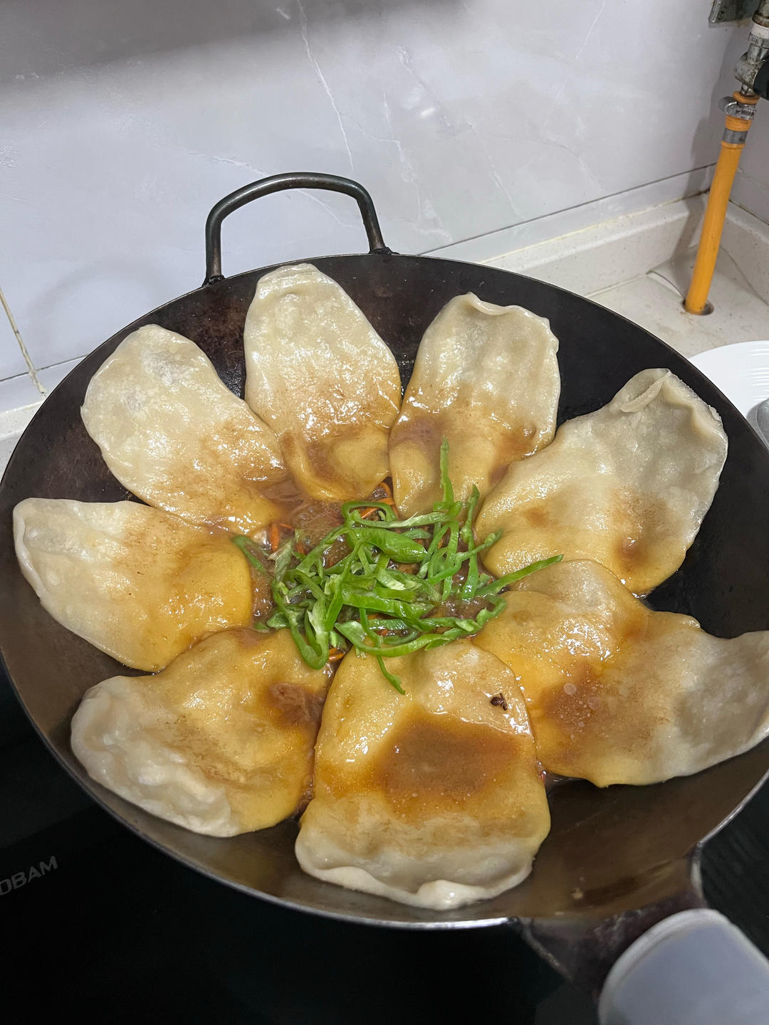 地锅鸡，教你贴饼子好吃的小技巧~