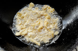 干炸蘑菇最家常做法 外酥里嫩鲜香可口 撒上椒盐竟然能吃出肉味的做法 步骤3