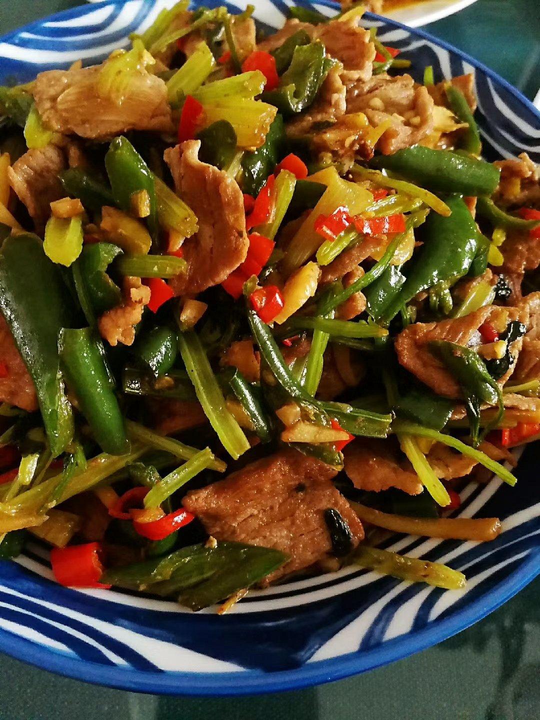 〈小炒黄牛肉〉，这个太好吃了。欣小厨 😉