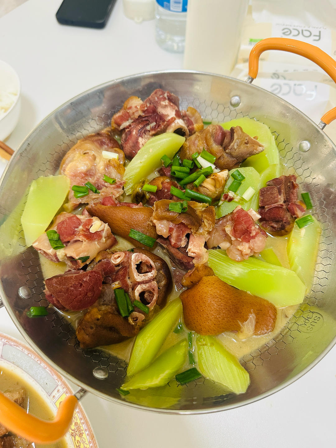 腊猪脚炖莴笋(云南味道)