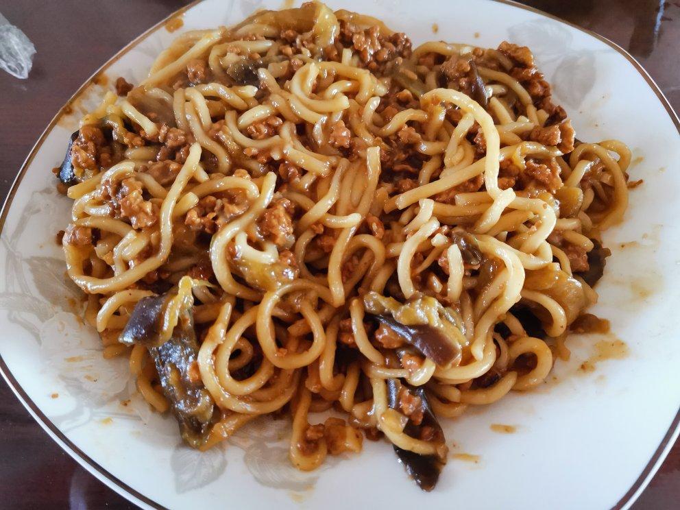 无敌好吃的【鱼香肉沫茄子焖面】，吃完舔盘🍜