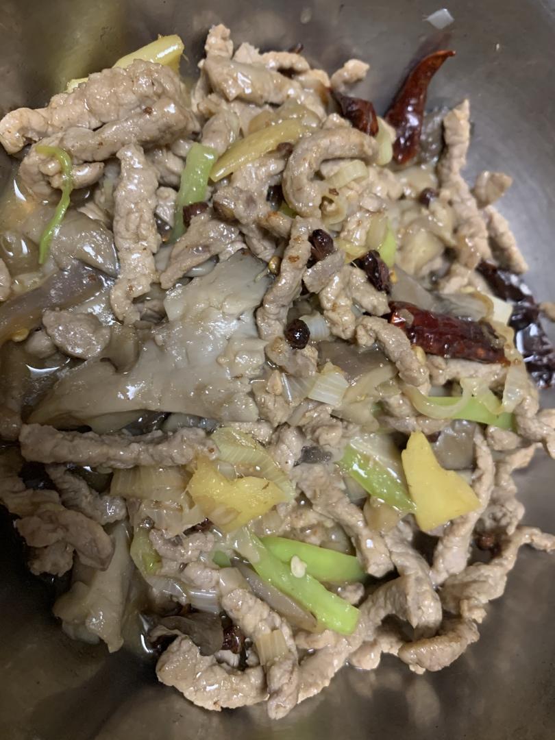 牛肉炒蘑菇