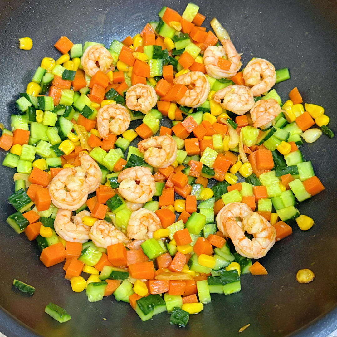 黄瓜胡萝卜炒虾仁的做法