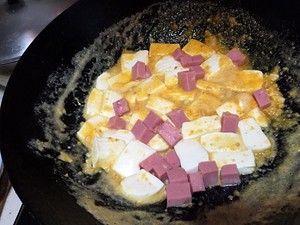 老丁的私房菜-蟹黄豆腐的做法 步骤8
