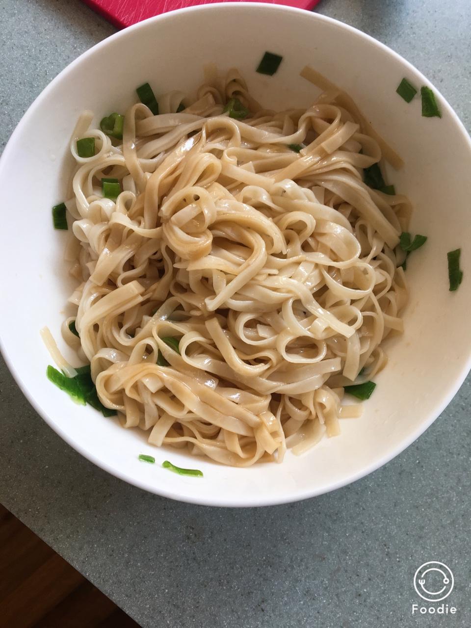 葱爆面—就是汪涵在天天向上里面做的那个啦