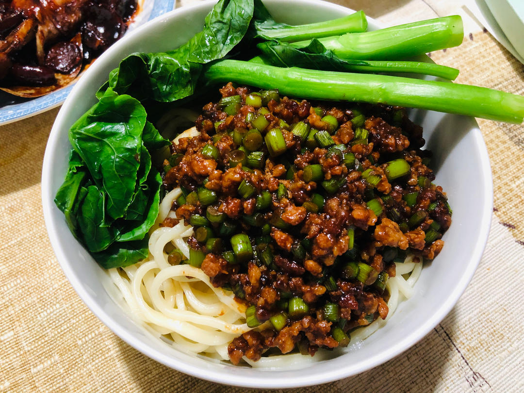 蒜苔炸酱面