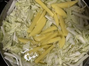 东北大白菜炖土豆的做法 步骤4