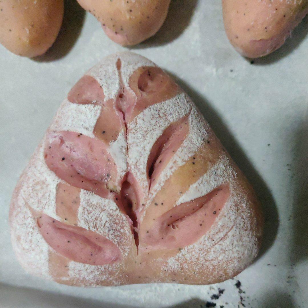 火龙果奶油草莓面包
