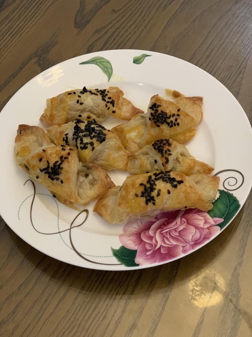香肠酥皮卷：手抓饼皮还能这样吃，不用和面快速搞定早餐