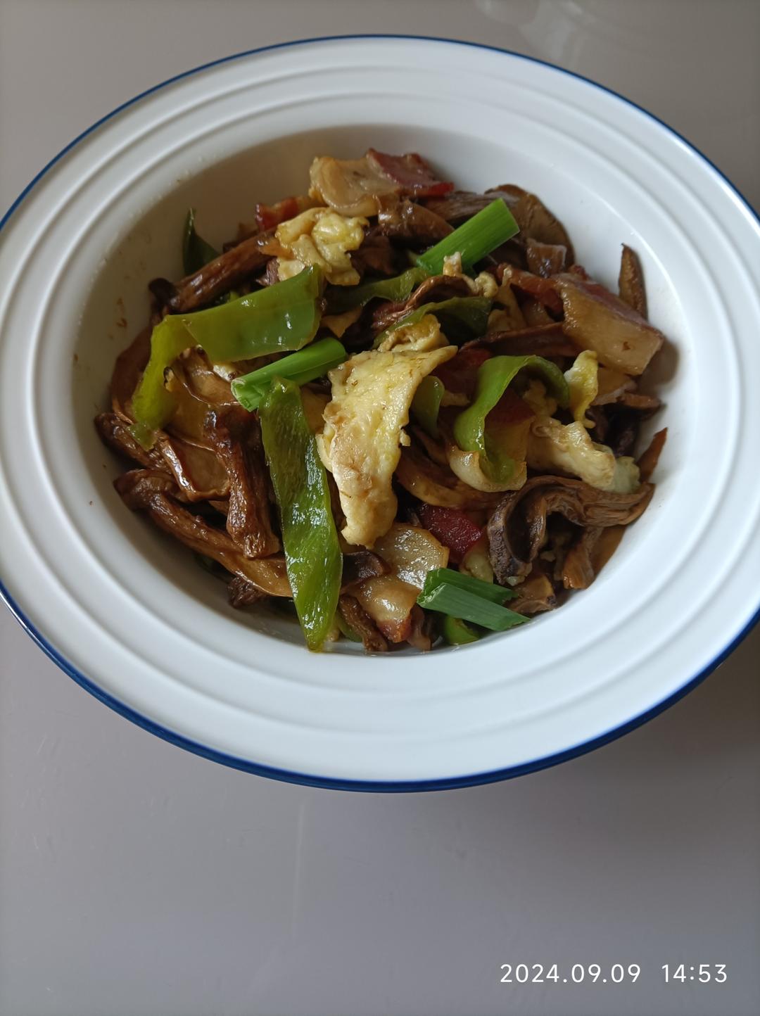 牛肝菌炒腊肉