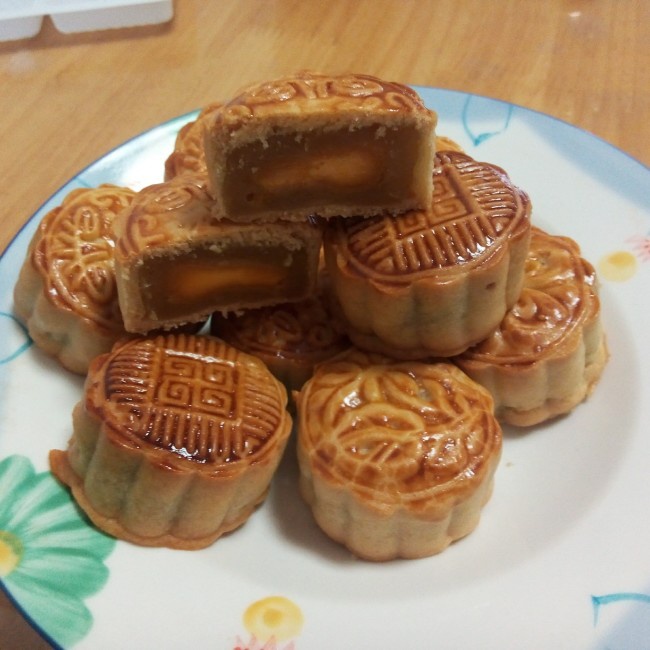 一口广月之小小蛋黄莲蓉月饼