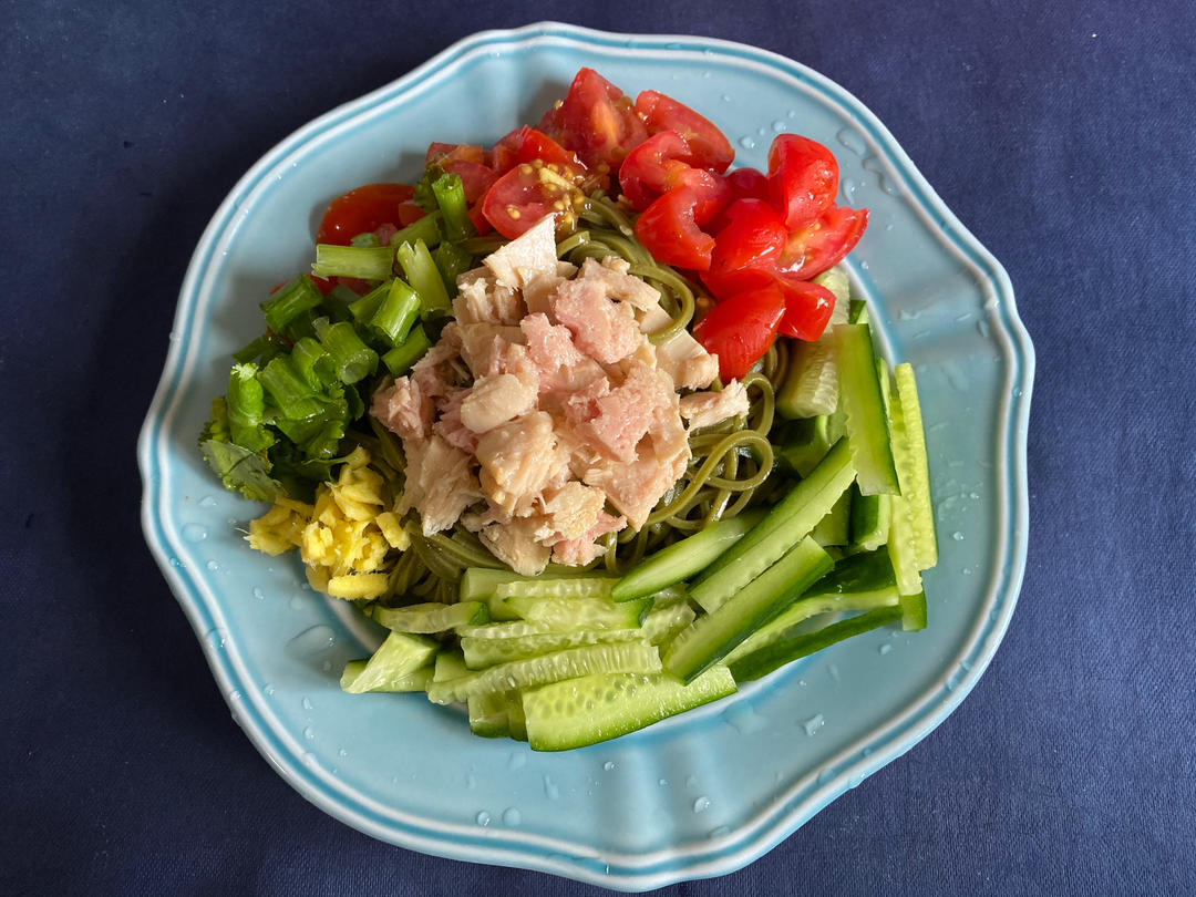 《昨日的美食》之鲔鱼番茄凉面