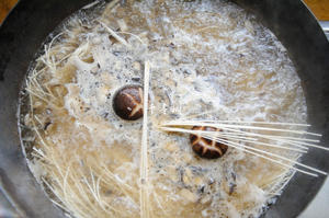 菌汤面条 看得见的香菇 尝得到的鲜美 这才是真正的菌汤的做法 步骤8