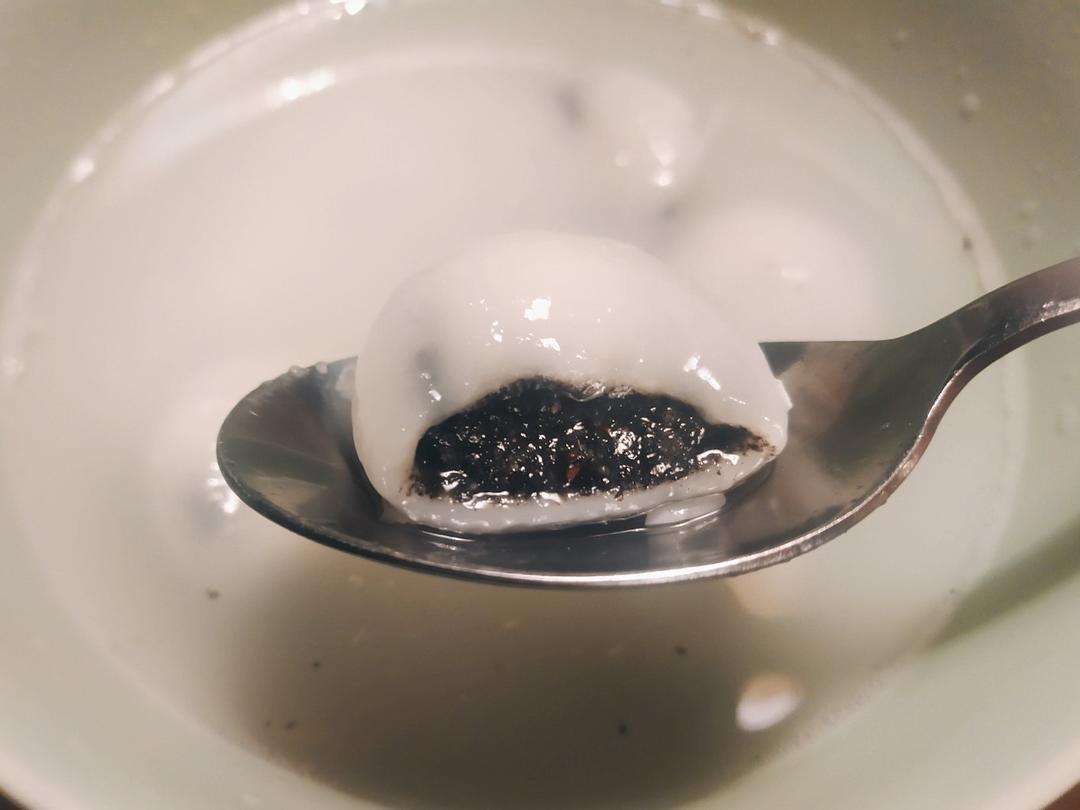 家传黑芝麻汤圆馅心
（黑洋酥）