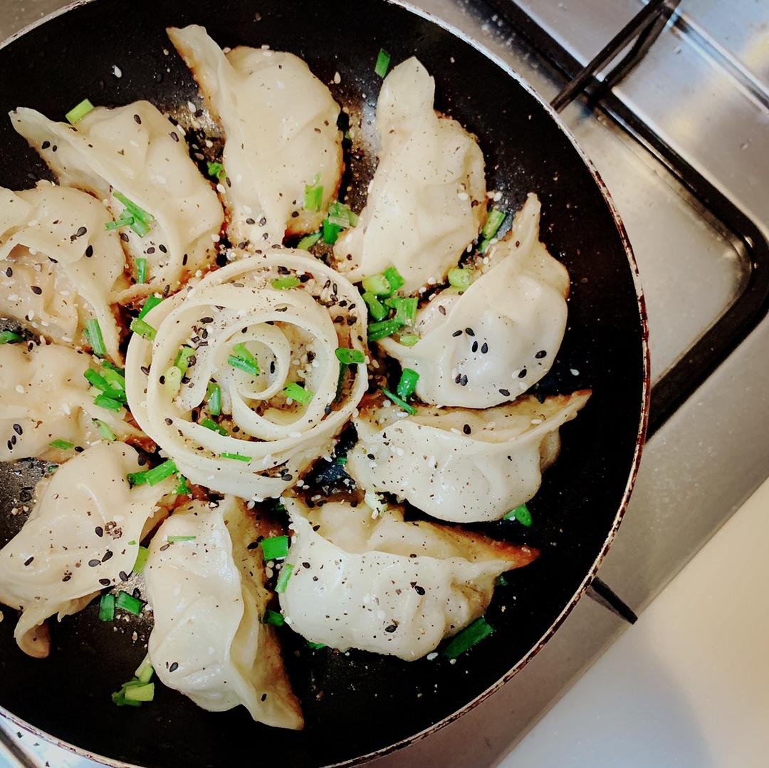 爆汁猪肉锅贴（抄馅、煎法）