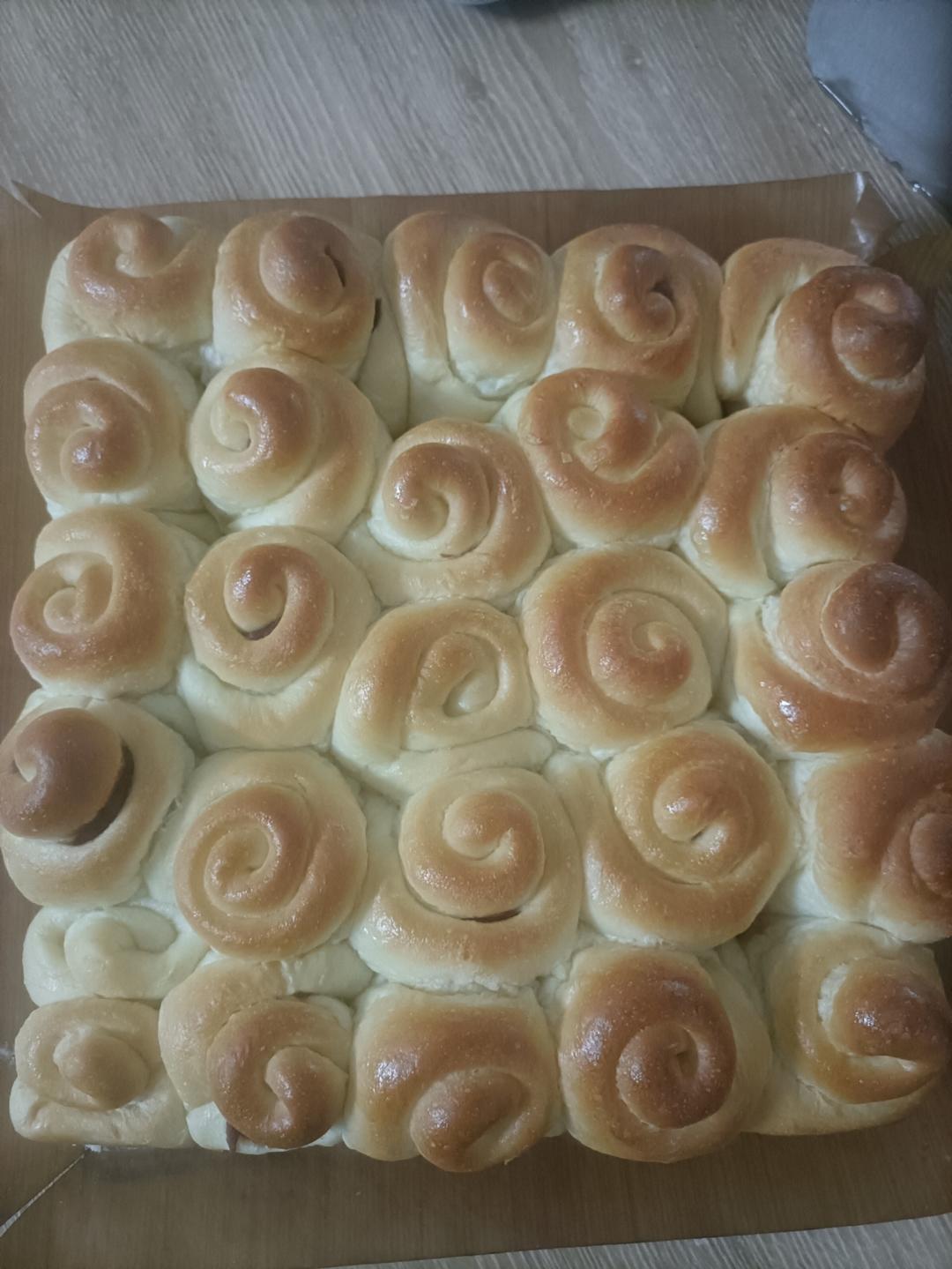 一次发酵的蜂蜜脆底小面包