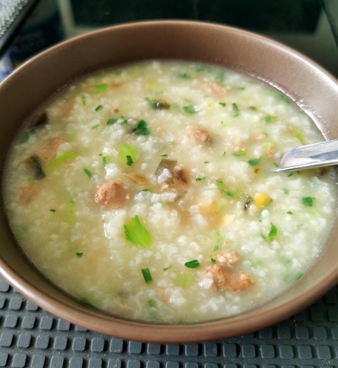 妈妈👩教我做的皮蛋瘦肉粥🥣简单快捷美味😋
