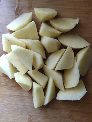 干炸土豆豆腐块的做法 步骤2