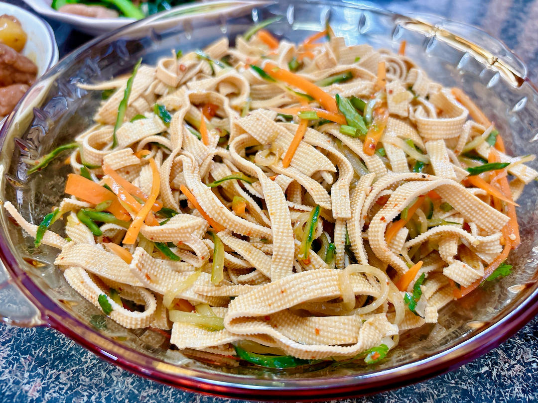 超快手的凉拌千张黄瓜胡萝卜丝