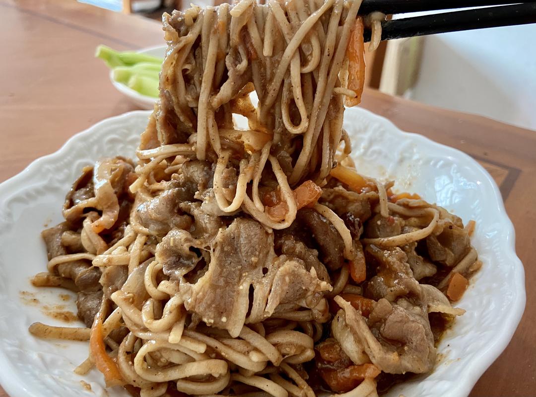 孜然葡萄干羊肉焖面