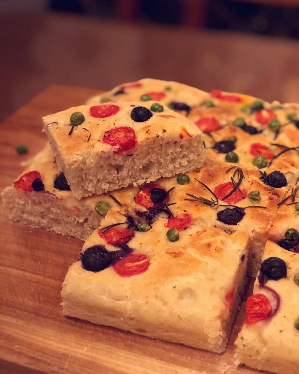 迷迭香番茄青豆佛卡夏Focaccia layered with rosemary tomatoes&peas——北鼎烤箱食谱