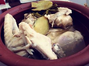 砂锅清炖童子鸡的做法 步骤4